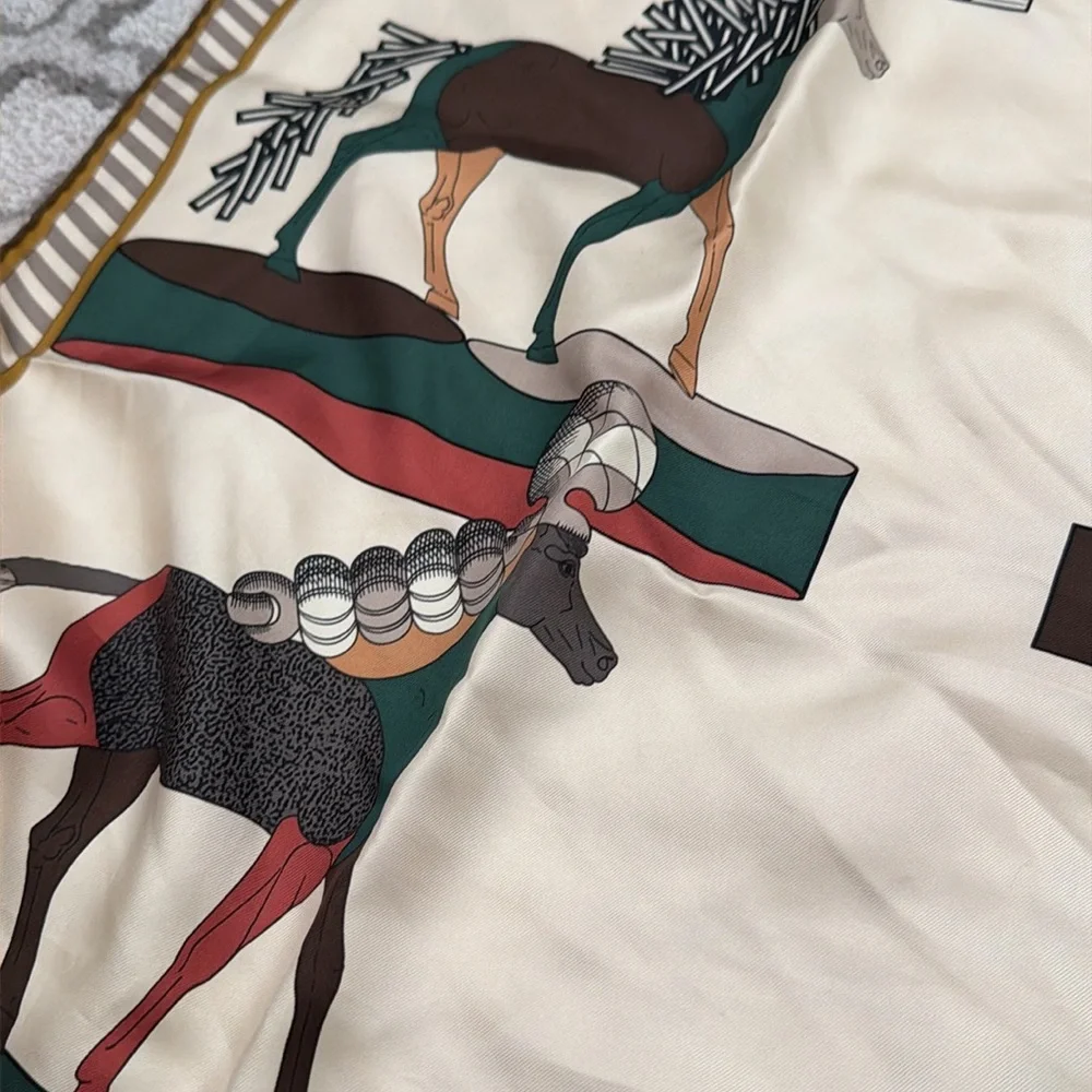 Stunning 90 Hermes scarf in silk - Picture 2 of 6